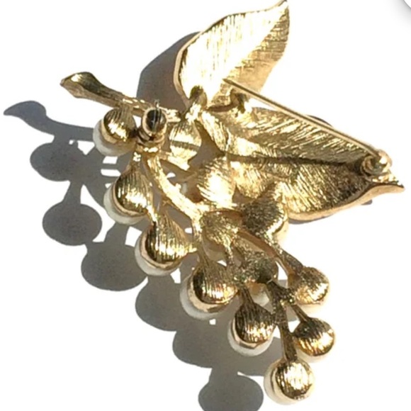 Vintage Designer Crown Trafari Susan Caplan Gold Faux Pearl Grape Brooch - Picture 6 of 12